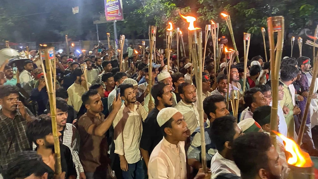 শাহবাগে বৈষম্যবিরোধী ছাত্র আন্দোলনের মশাল মিছিল